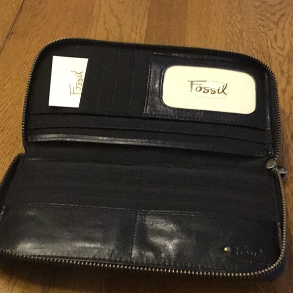 Woman’s Fossil black wallet. New! Zip closure. Change pocket. 14 card pockets - Picture 5 of 6